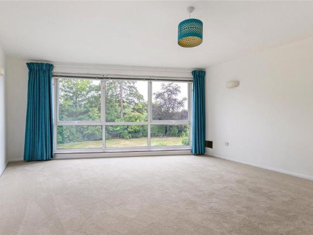 Apartment for rent in Blackhills, Surrey