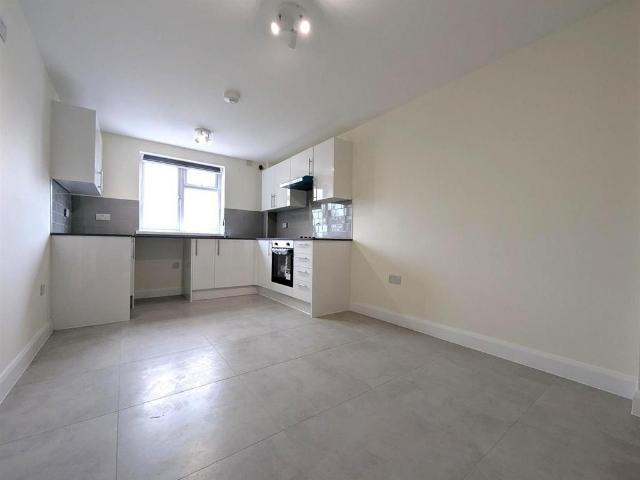Flat for rent in Heol-las, Surrey