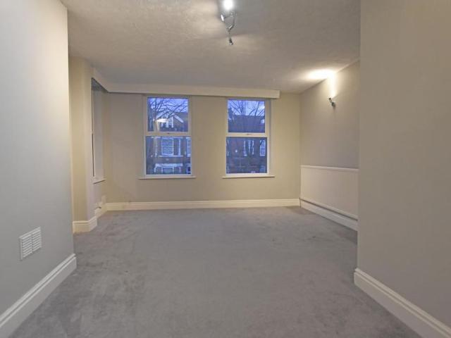 Apartment for rent in Glodwick, Pendock