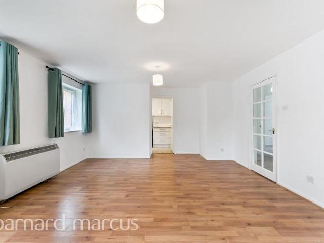 Apartment for rent in Lower Feltham, Greater London