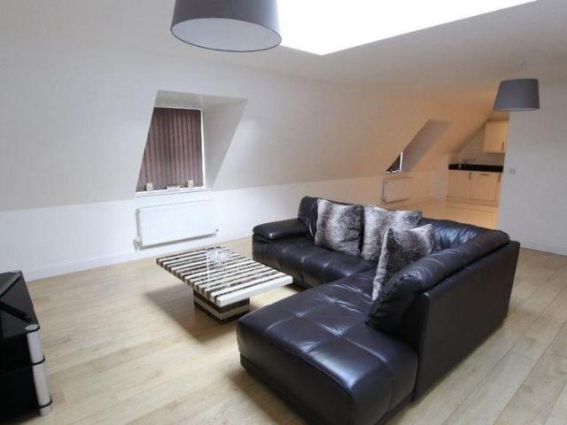 Apartment for rent in Oakleigh Park, Greater London