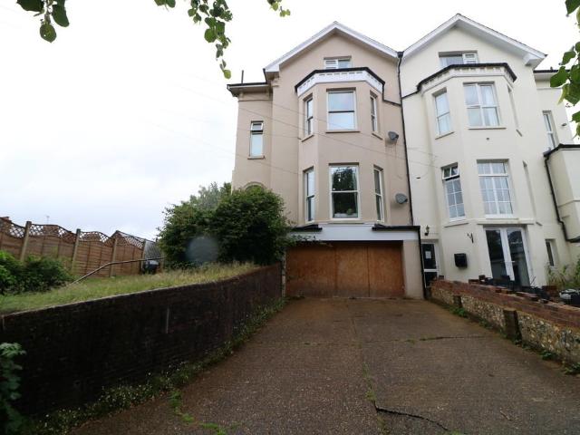 Flat for rent in Rose Hill, Pachesham Park