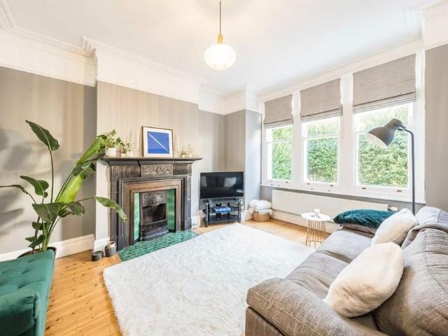 Apartment for rent in Furzedown, Greater London