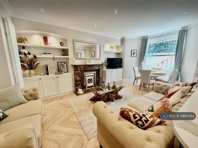 Apartment for rent in West Kensington, Greater London