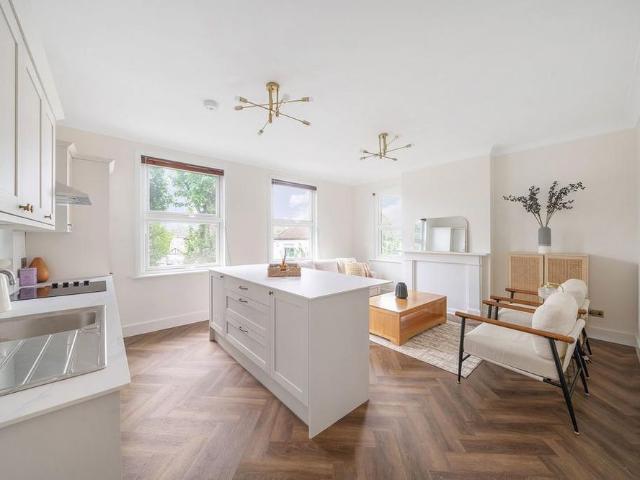 Apartment for rent in The Wrythe, Greater London