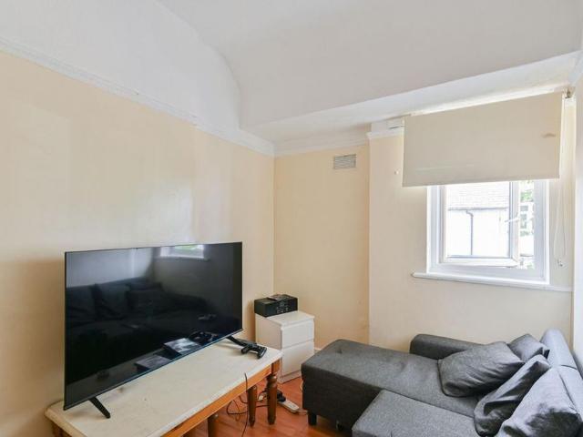 Apartment for rent in London Borough of Merton, Collier's Wood