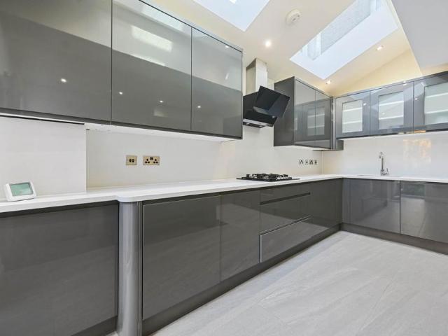 Flat for rent in Shepherd's Bush, Greater London