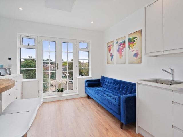 Apartment for rent in Blackhills, Surrey