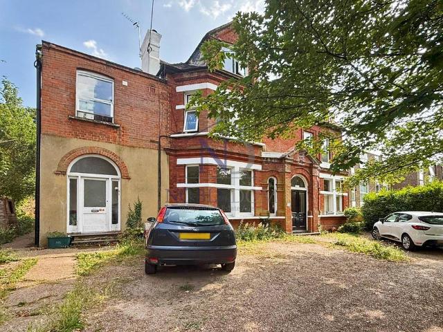Flat for rent in Carshalton Beeches, Greater London