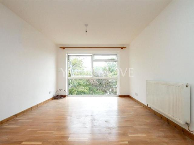 Apartment for rent in Rush Green, Greater London
