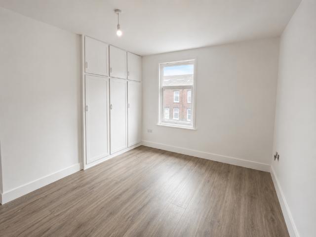 Apartment for rent in London Borough of Merton, Raynes Park
