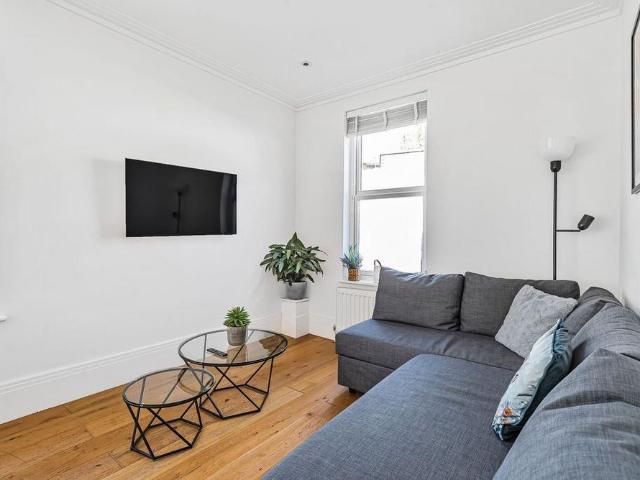 Apartment for rent in Hampton, Greater London