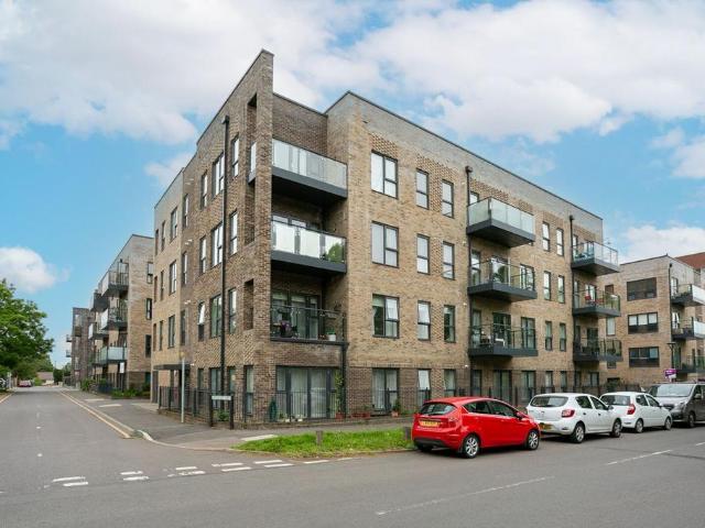 Flat for rent in Carpenders Park, Three Rivers