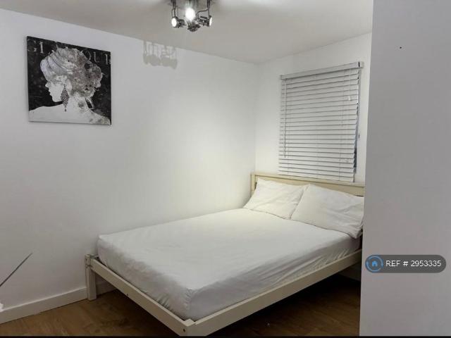 Flat for rent in London Borough of Merton, Greater London