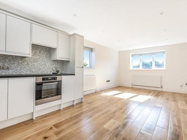 Apartment for rent in Little Stanmore, Greater London