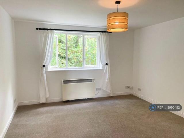 Apartment for rent in Blackhills, Surrey