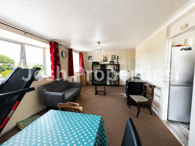 Flat for rent in Little Heath, Greater London