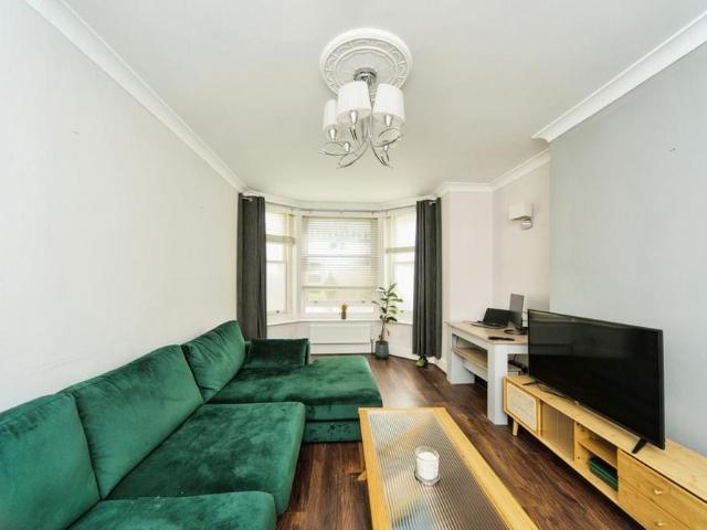 Apartment for rent in Roselands, Eastbourne