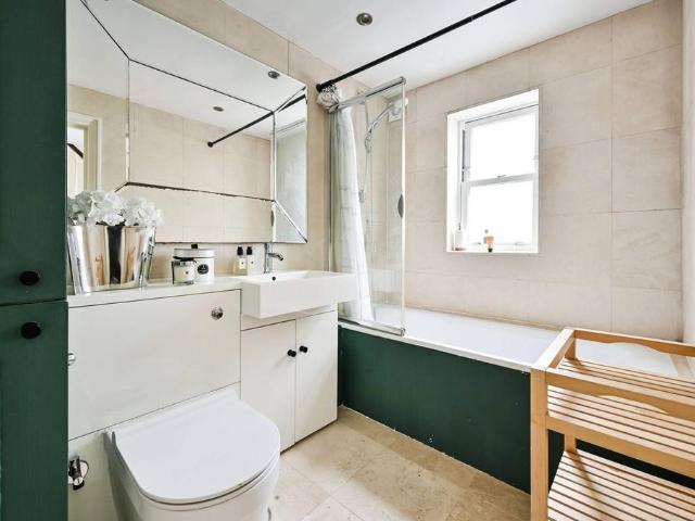 House for rent in Queen's Park, Greater London