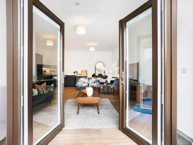 Apartment for rent in Blackhills, Surrey