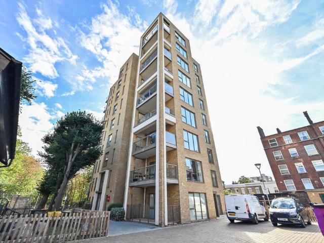 Flat for rent in London Borough of Tower Hamlets, Greater London