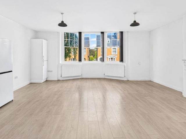 Apartment for rent in Strawberry Hill, Greater London