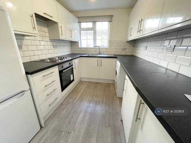 Flat for rent in Birch Green, Lower Halliford
