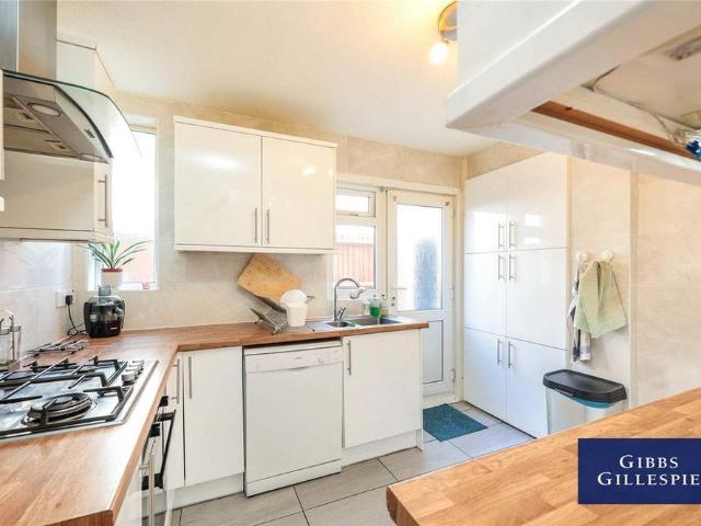 Apartment for rent in Northwood, Greater London