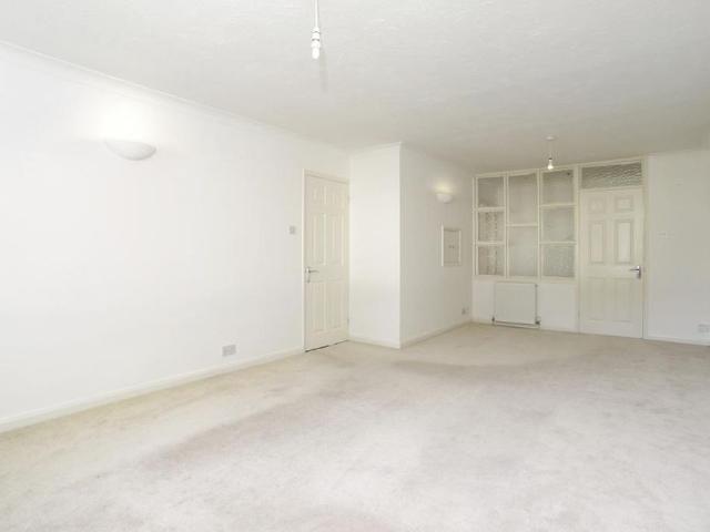 Apartment for rent in Blackhills, Surrey