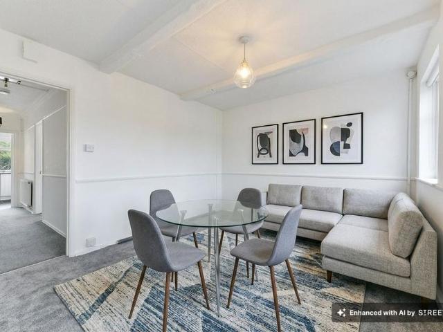 Apartment for rent in Knowle Green, Lower Halliford