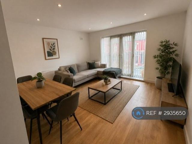 Flat for rent in Calderstones