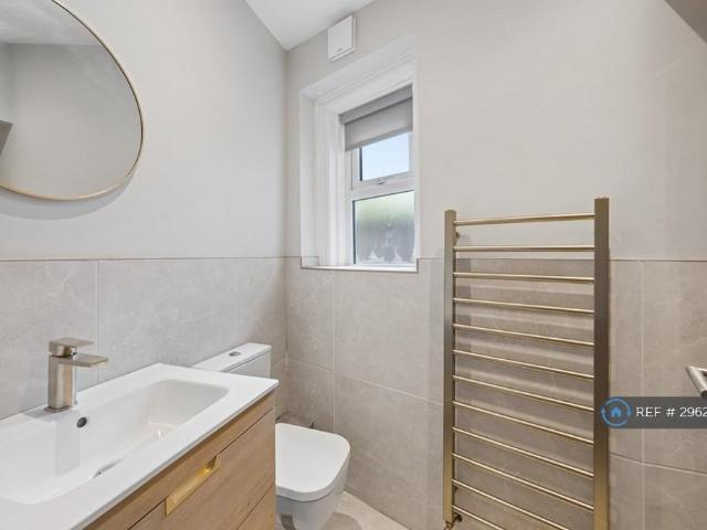 Flat for rent in Calderstones