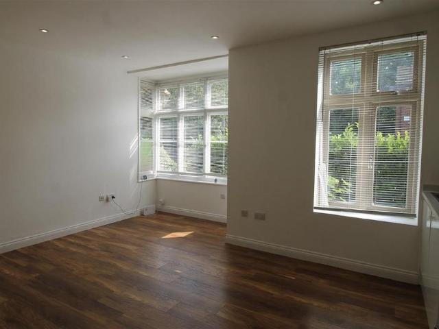 Apartment for rent in Totteridge, Cressex