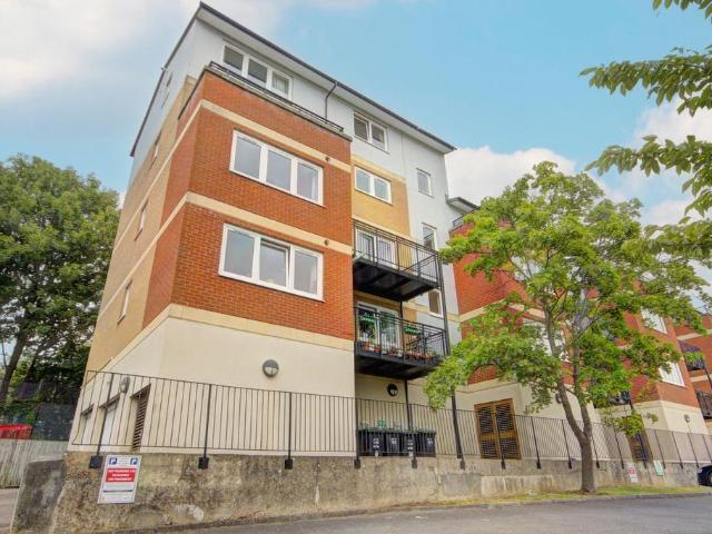 Flat for rent in Batchworth