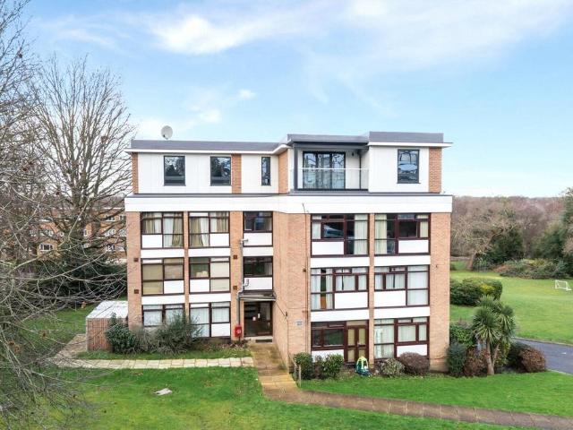 Flat for rent in Blackhills, Surrey