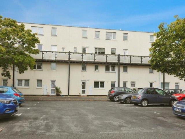Flat for rent in Rowner, Middlecroft