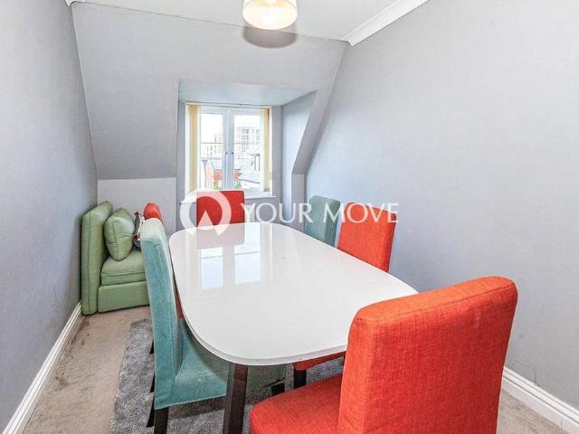 Apartment for rent in Row Town, Surrey