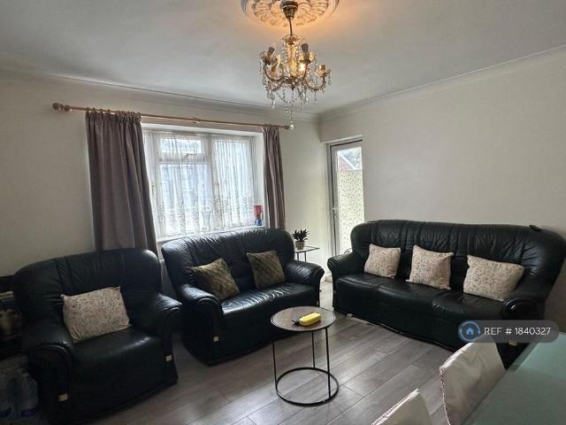 Apartment for rent in Newbury Park, Greater London