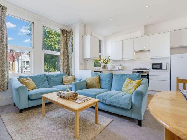 Apartment for rent in Furzedown, Greater London