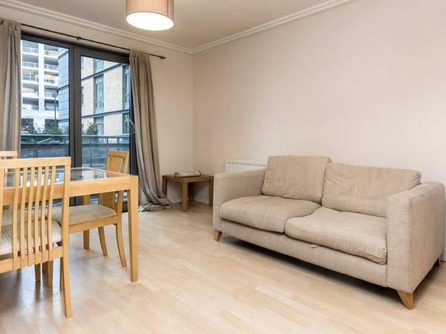 Apartment for rent in London Borough of Ealing, Park Royal