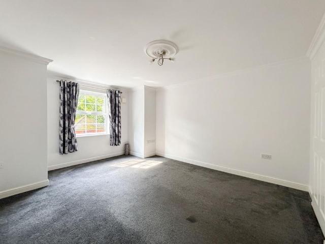 Flat for rent in Roe Green, Salford
