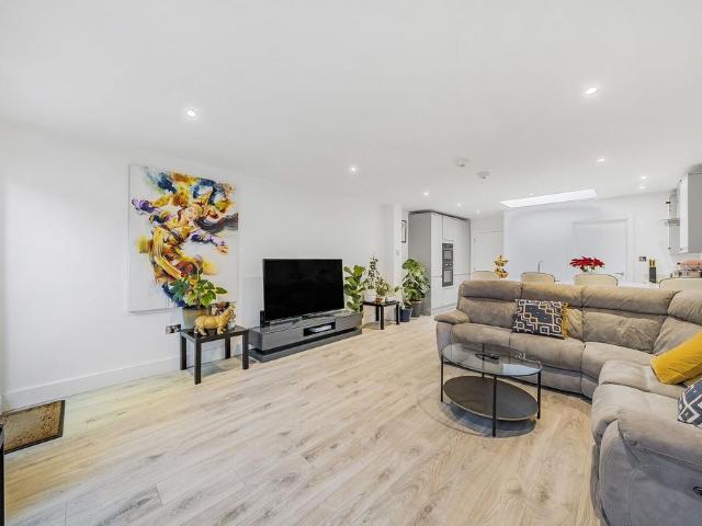 Flat for rent in London Borough of Croydon, Greater London