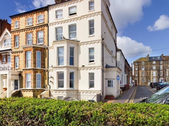 Flat for rent in Upton, Acol