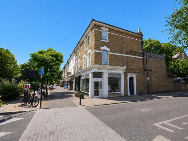 Flat for rent in Shacklewell, Greater London
