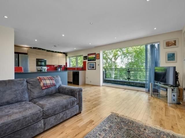 Apartment for rent in Weybridge, Elmbridge