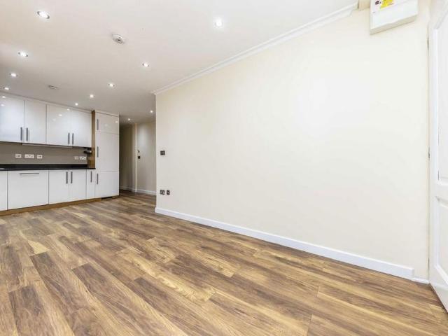 Apartment for rent in Strawberry Hill, Greater London