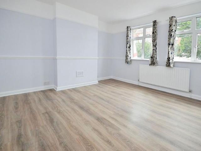 Apartment for rent in Whitton, Greater London