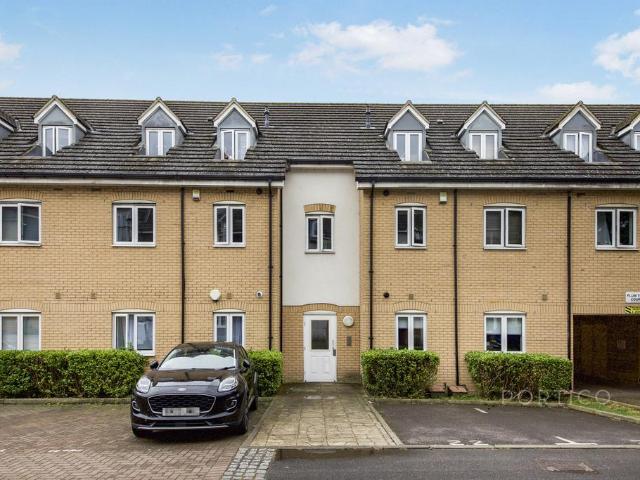 Flat for rent in Harold Hill, Greater London