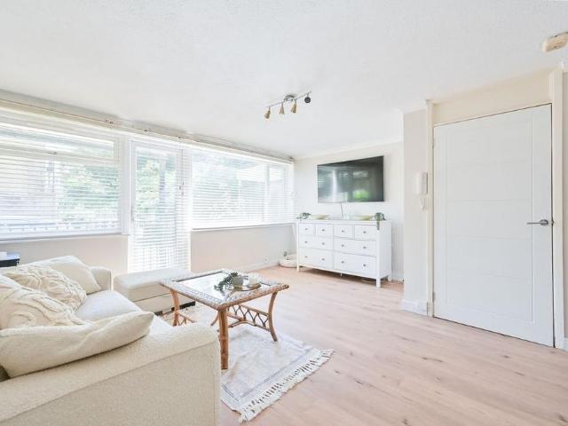 Apartment for rent in Bourne End, Pouchen End