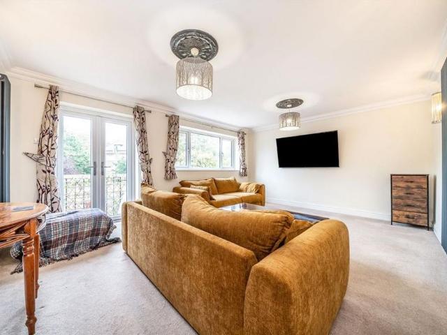 Apartment for rent in Lower Halliford, Surrey